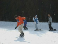 スノーボード教室では初心者から中級者までが参加し楽しく滑る練習をしました