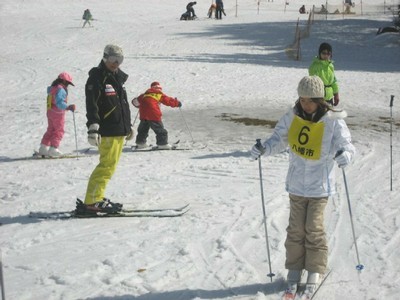 スキー初心者教室では滑り方の基礎から教えました