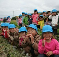 イチゴを手に笑顔の子どもたち
