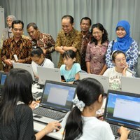 パソコンを使った教育現場を視察するインドネシアの教育関係者