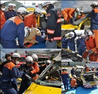 交通救助技術訓練に取り組む署員たち
