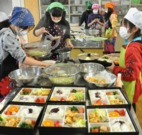 松花堂弁当を盛りつける児童たち