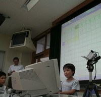 パソコン画面に映し出された問題に素早く解答する児童