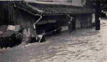 濁流に襲われる橋本地区の民家