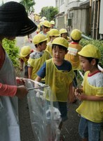 保育園周辺のゴミを拾い集める園児たち