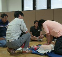 傷病者に見立てた人形を使い、救命措置訓練をする参加者