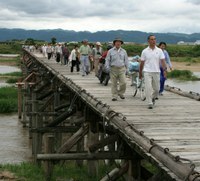 8カ月ぶりに復旧した流れ橋を渡る市民