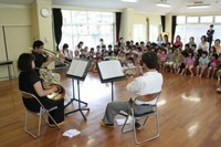 京都フィルハーモニー室内合奏団員の演奏に合わせ合唱する園児たち（みその保育園）