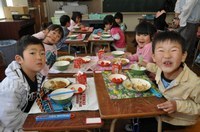 初めての給食で笑顔あふれる1年生(くすのき小学校)