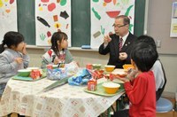 給食を食べながら市長と交流する児童たち