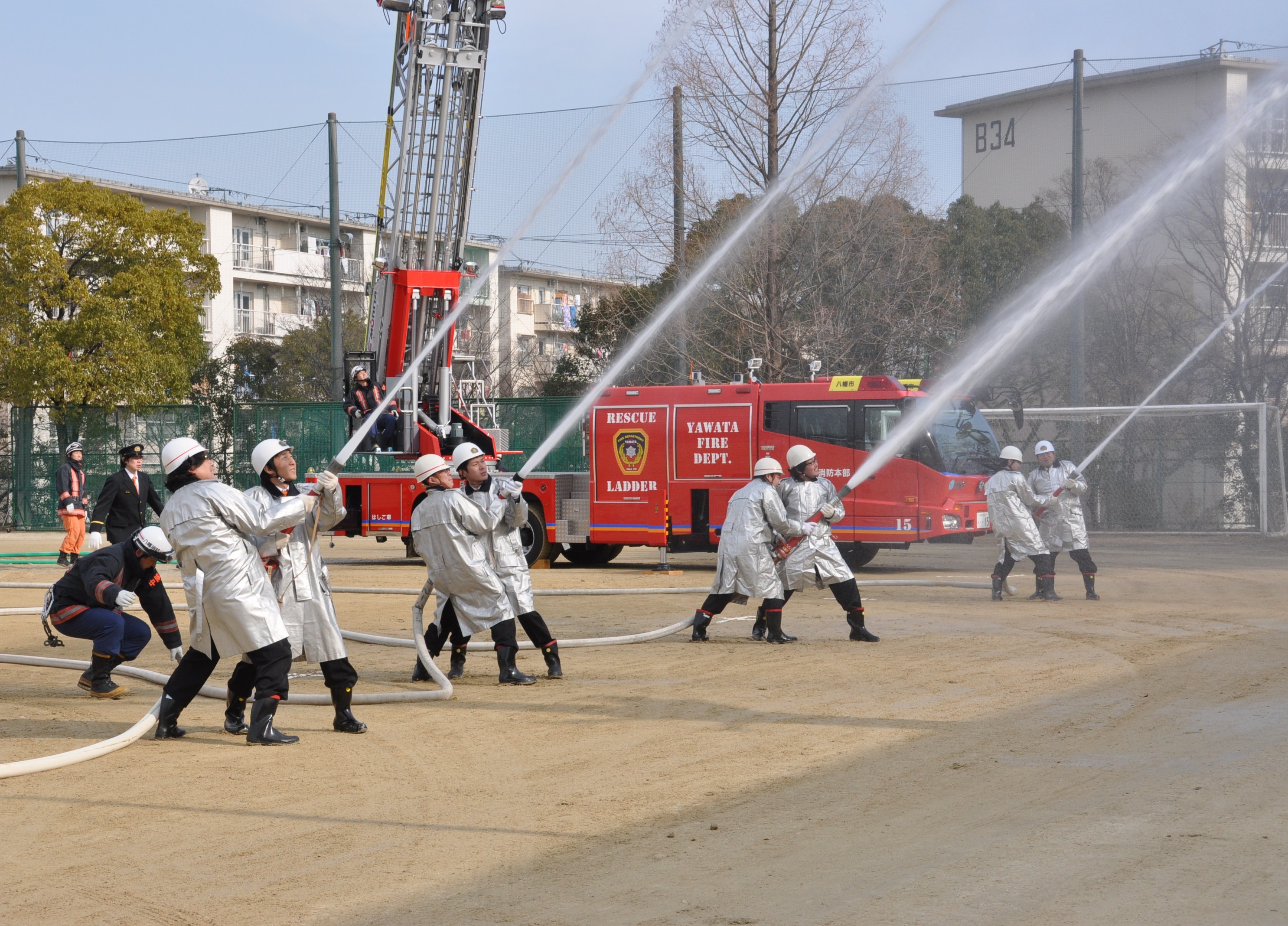 消防団による放水