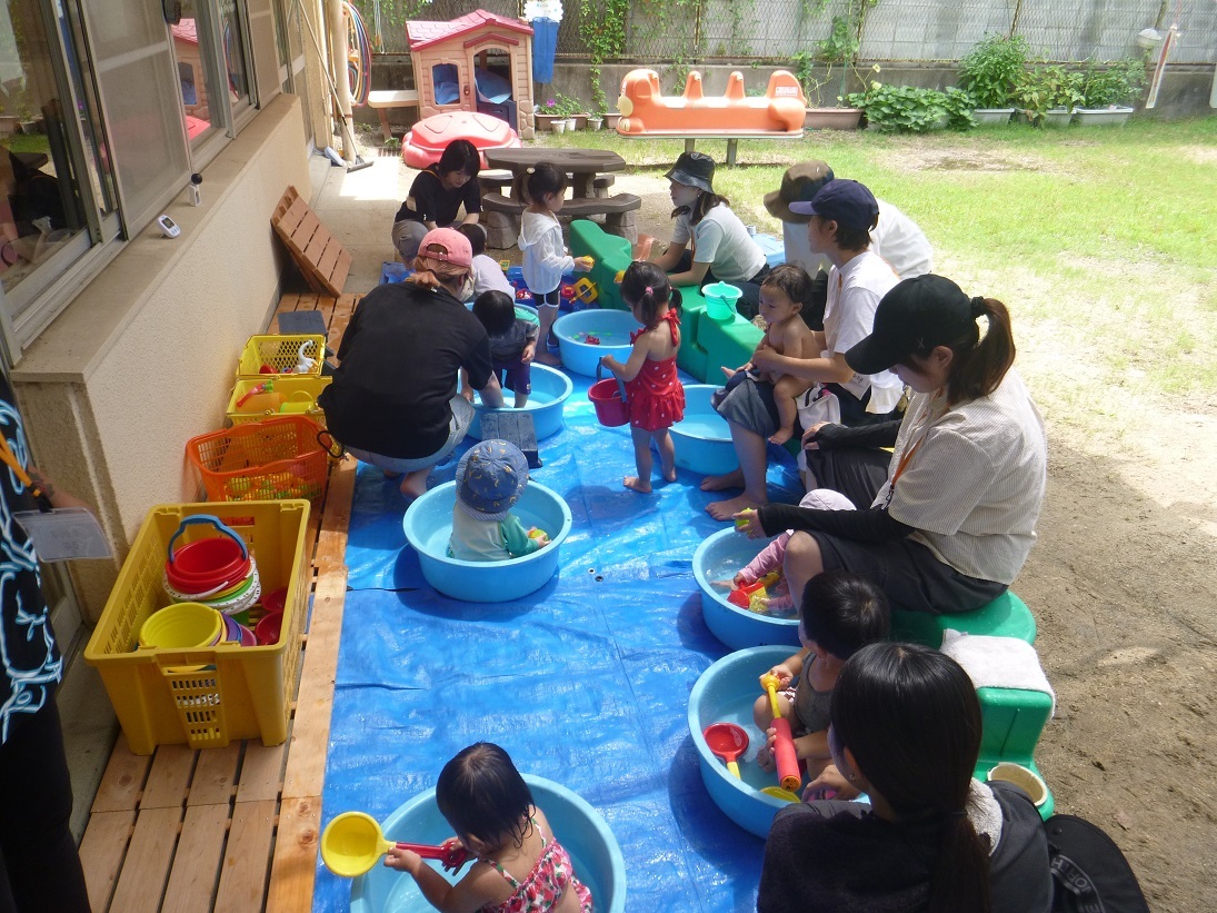 館庭で水遊びをしている様子