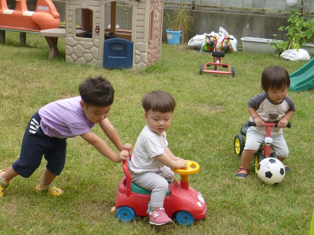 館庭で遊んでいる様子