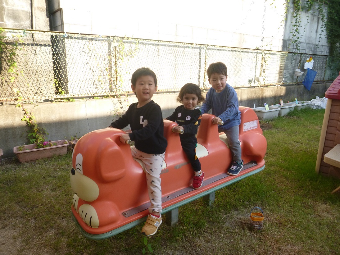 館庭で遊んでいる様子