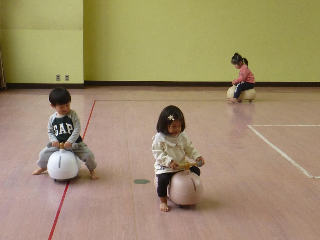 ホールで遊んでいる様子
