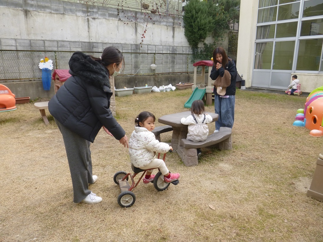 館庭で遊んでいる様子
