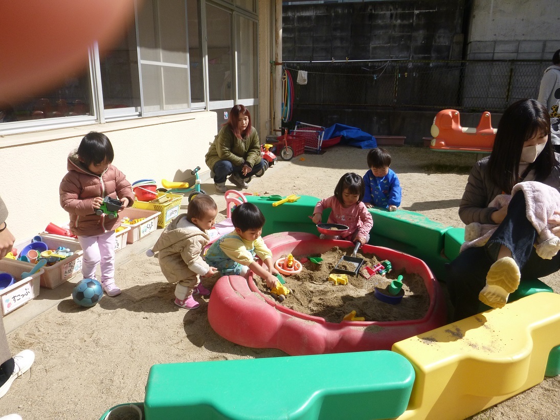 館庭で遊んでいる様子
