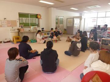 お誕生日をお祝いしている様子