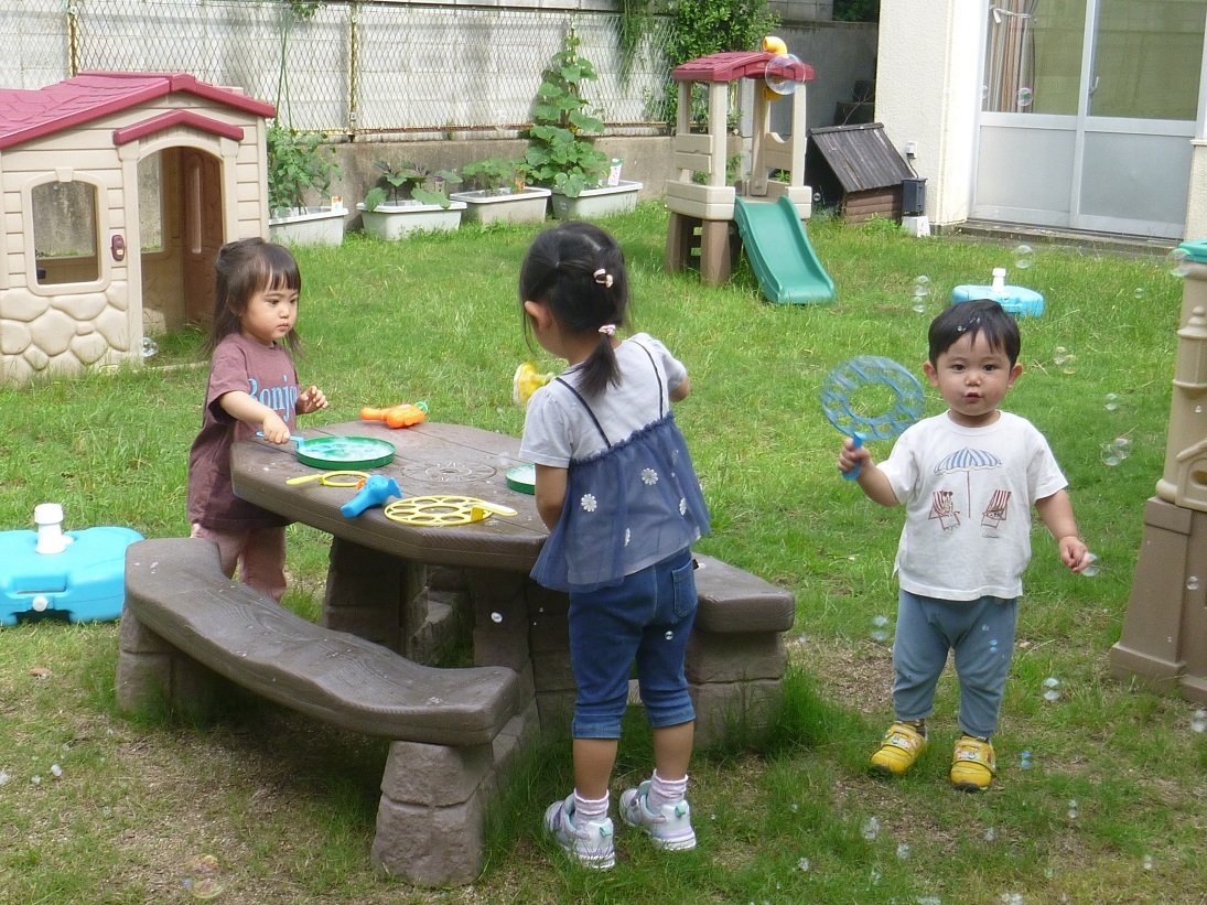 館庭で遊んでいる様子