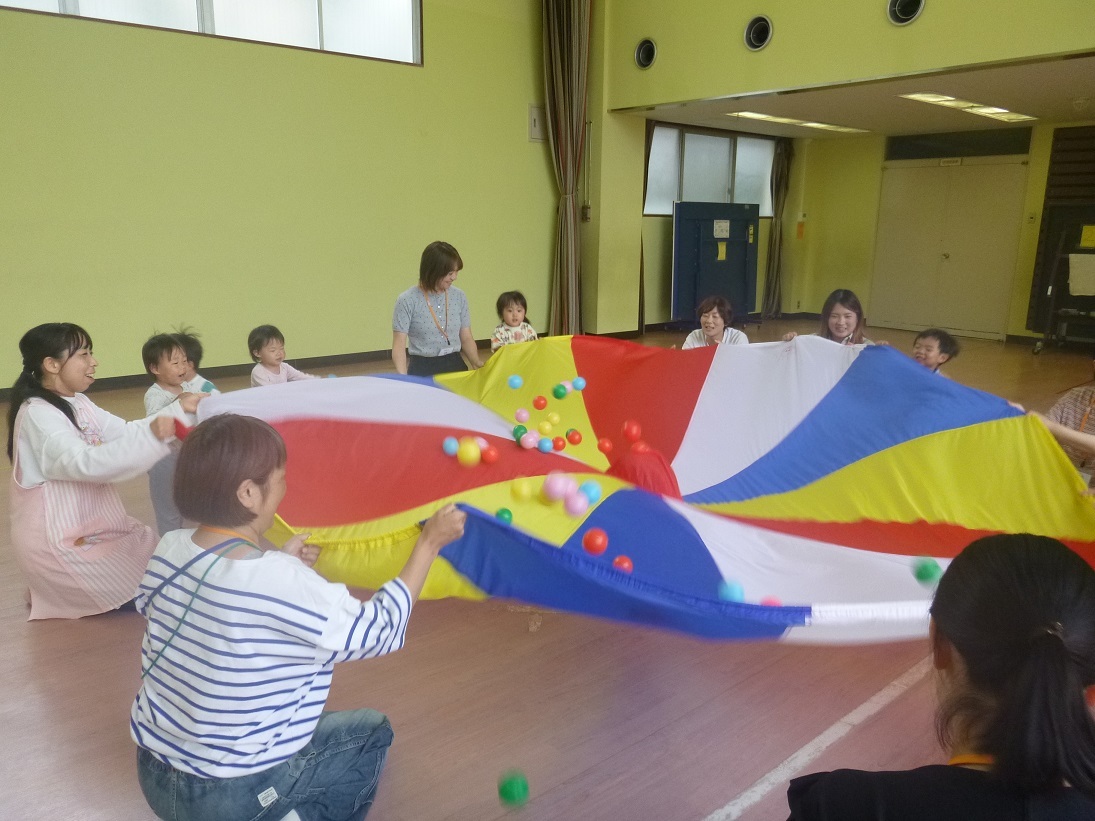 体育室で遊んでいる様子