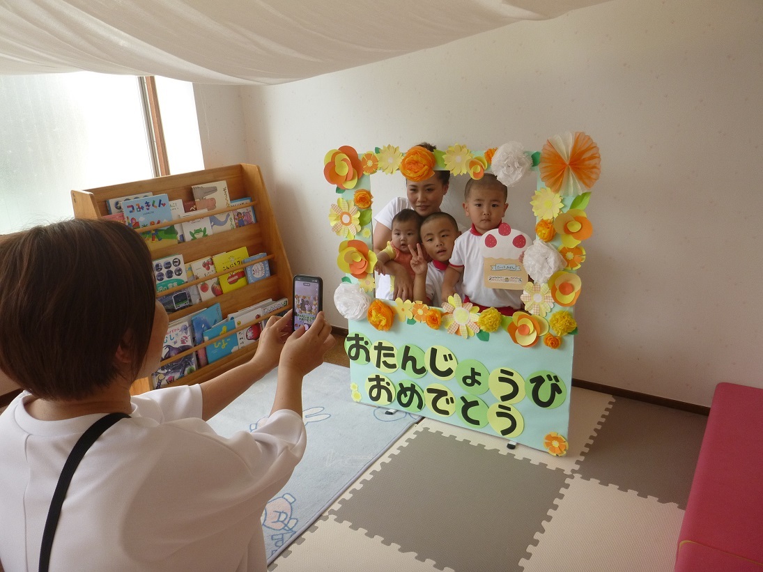 誕生日の写真撮影をしている様子