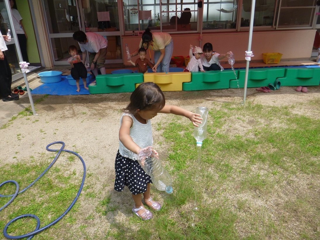 館庭で打ち水をしている様子