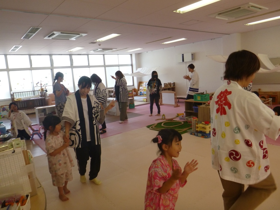 夏まつりで盆おどりをしている様子