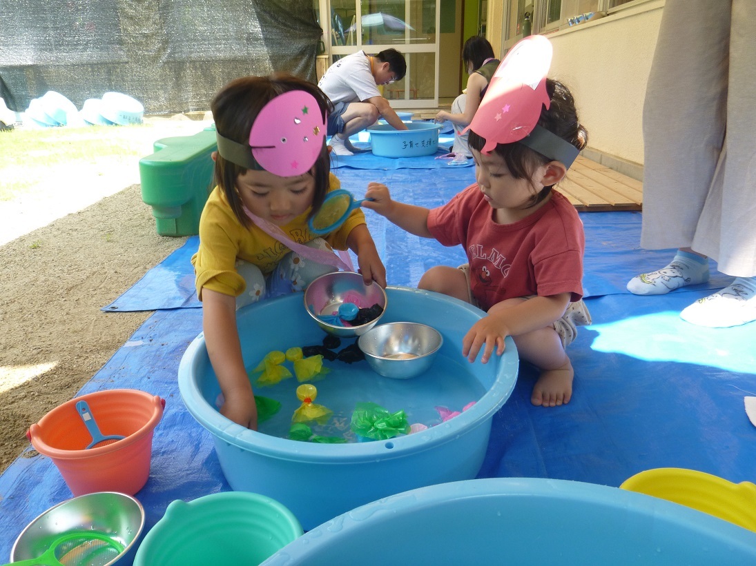 夏祭りでヨーヨー釣りをしている様子
