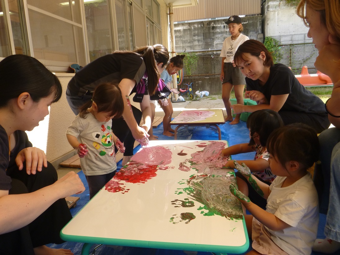 館庭で遊んでいる様子