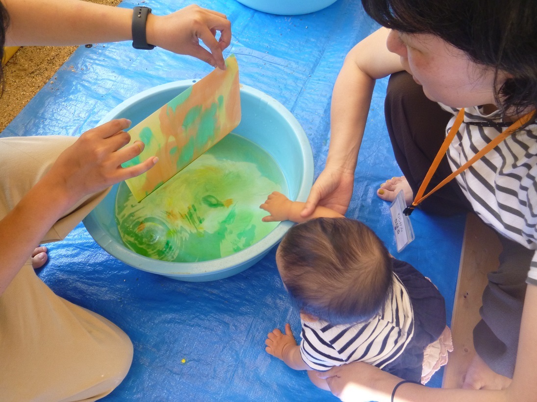 館庭で遊んでいる様子