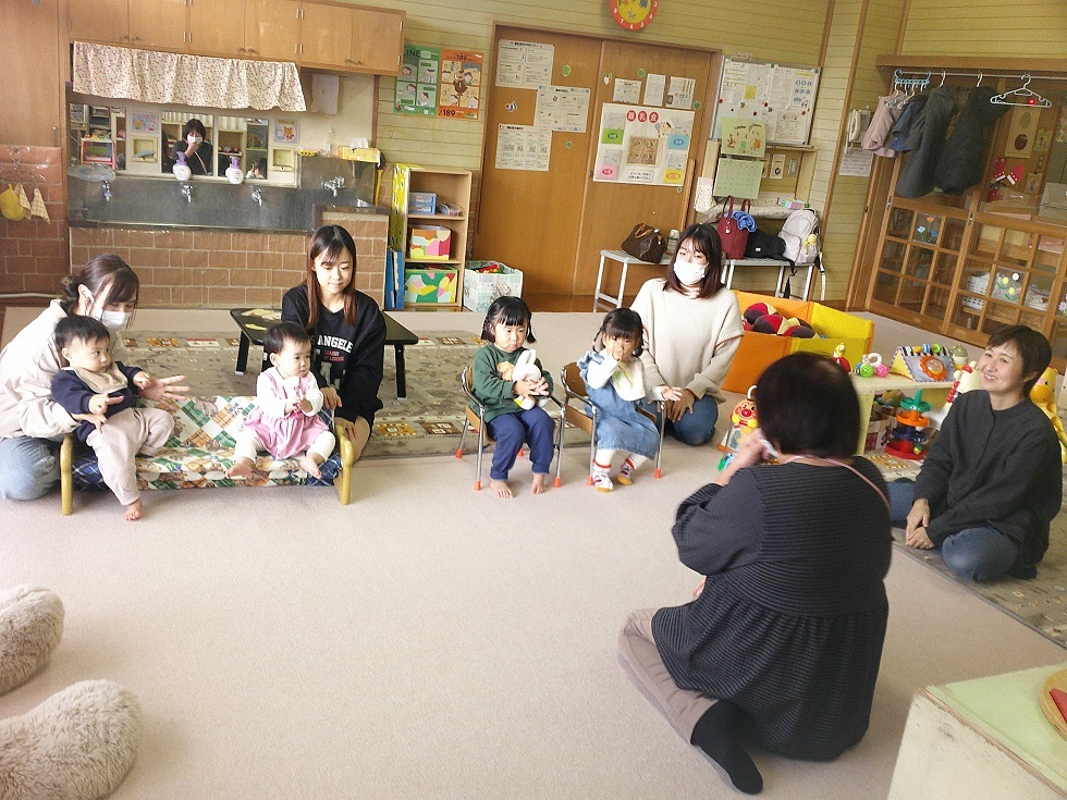 帰りの絵本の時間の様子