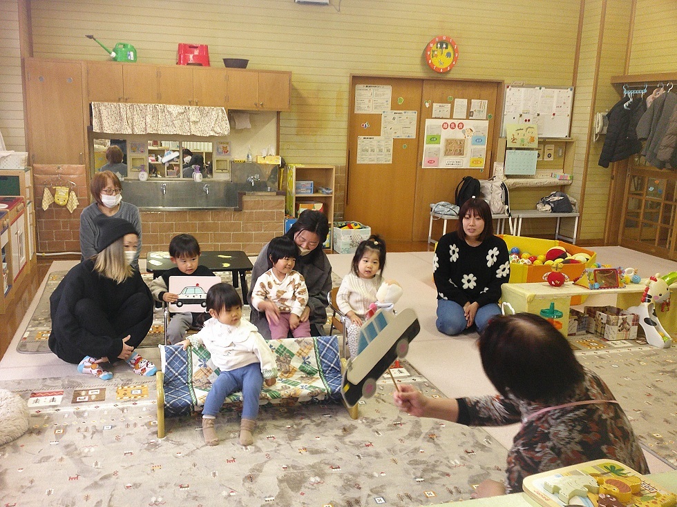 帰りの絵本の時間の様子