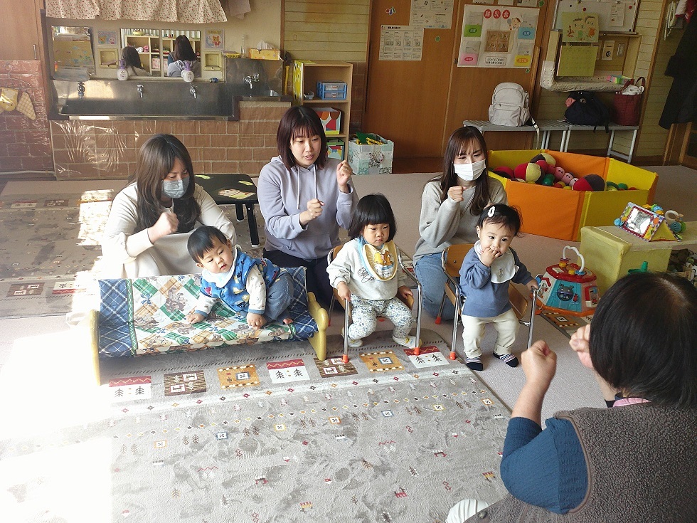 帰りの絵本の時間の様子