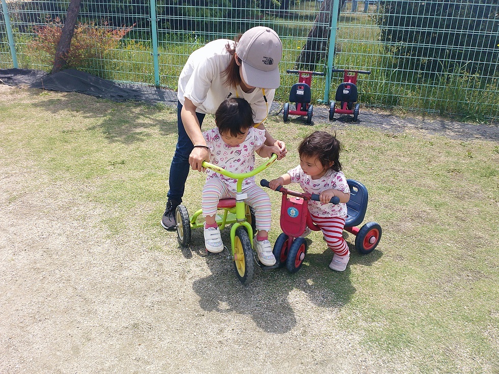 園庭で遊んでいる様子