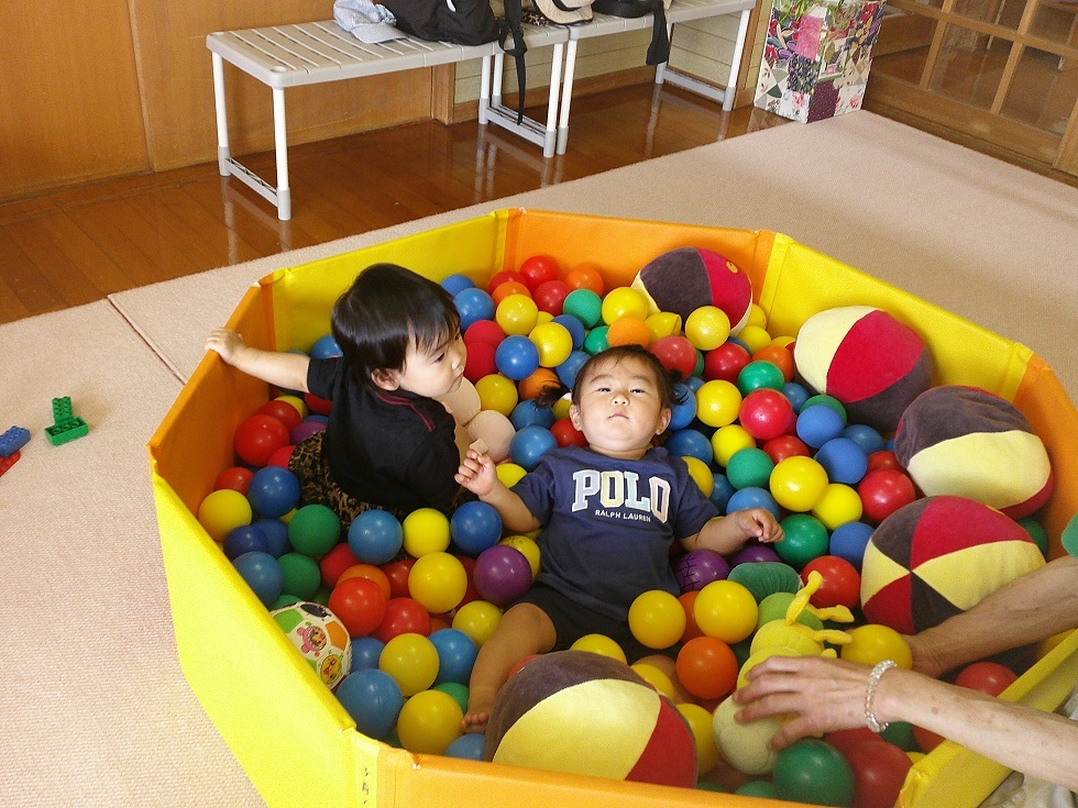 園庭で遊んでいる様子