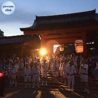 夕暮れ時、石清水八幡宮頓宮の門前で太鼓まつり「宮入り」を待つ屋形太鼓の担ぎ手たち　画像