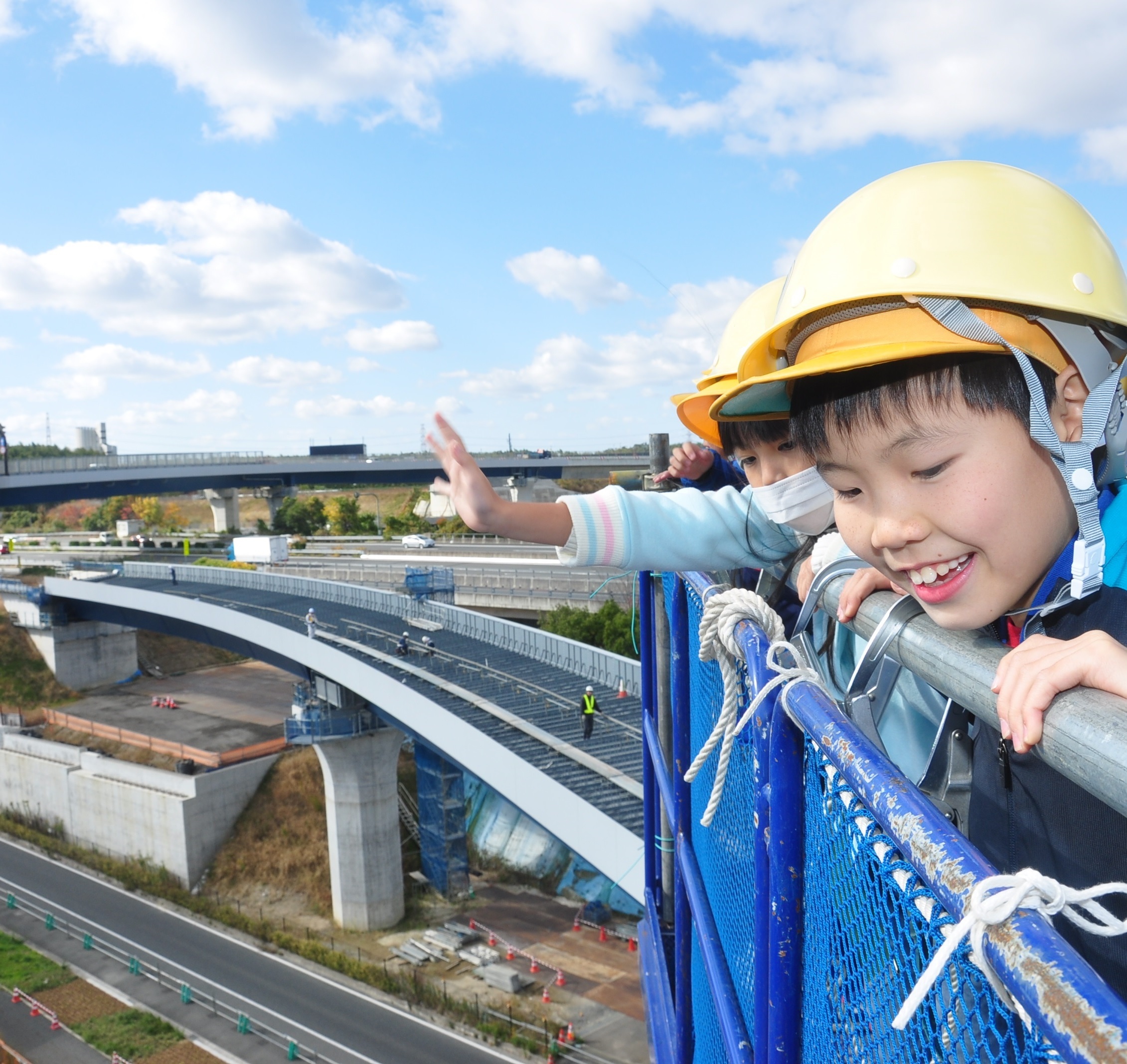 高所作業車から工事現場を見学する児童たち