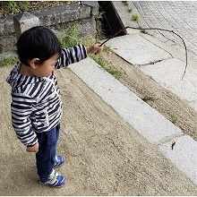 小さなザリガニを釣る男の子