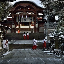 雪景色の石清水八幡宮参道