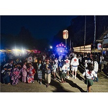 太鼓まつりでたくさんの人が集まる高良神社の参道