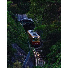 トンネルを抜ける旧男山ケーブルカー