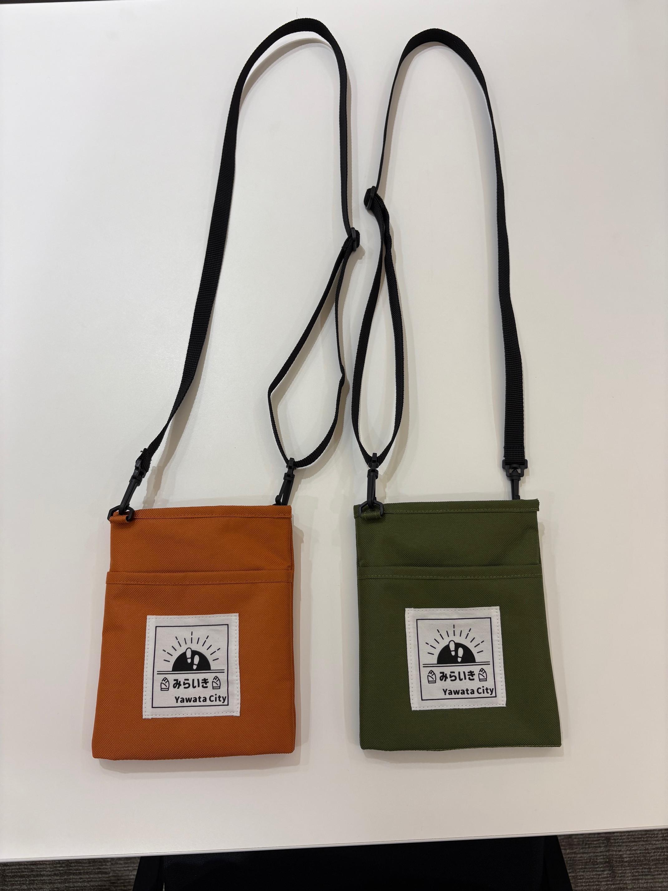 サコッシュの画像（左がオレンジ色、右がカーキ色）