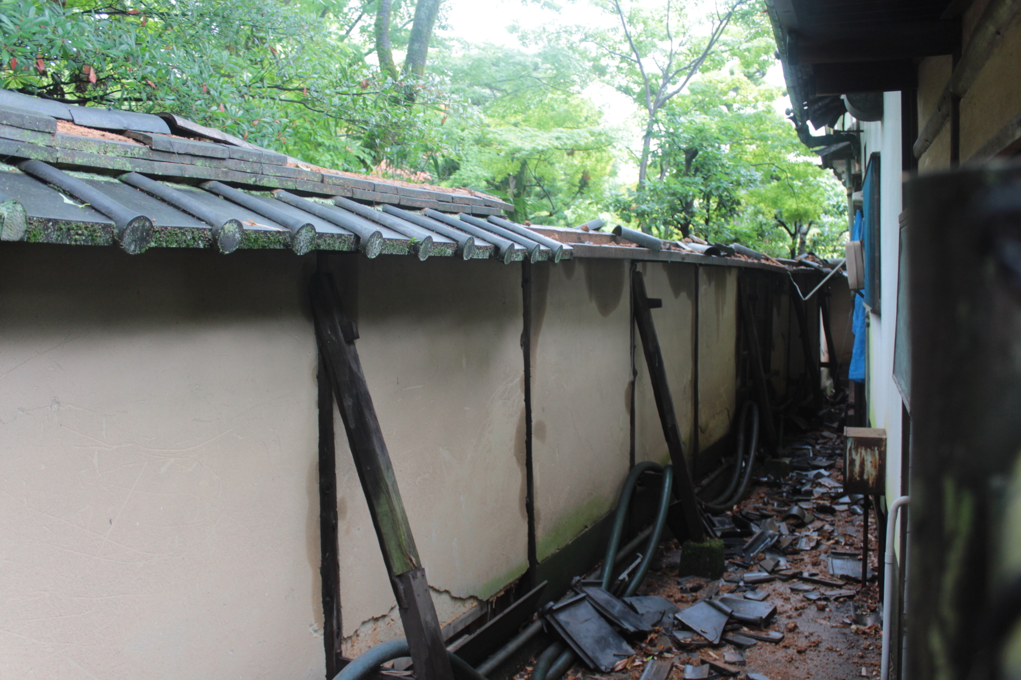 地震により亀裂し、瓦が落下した南側の塀