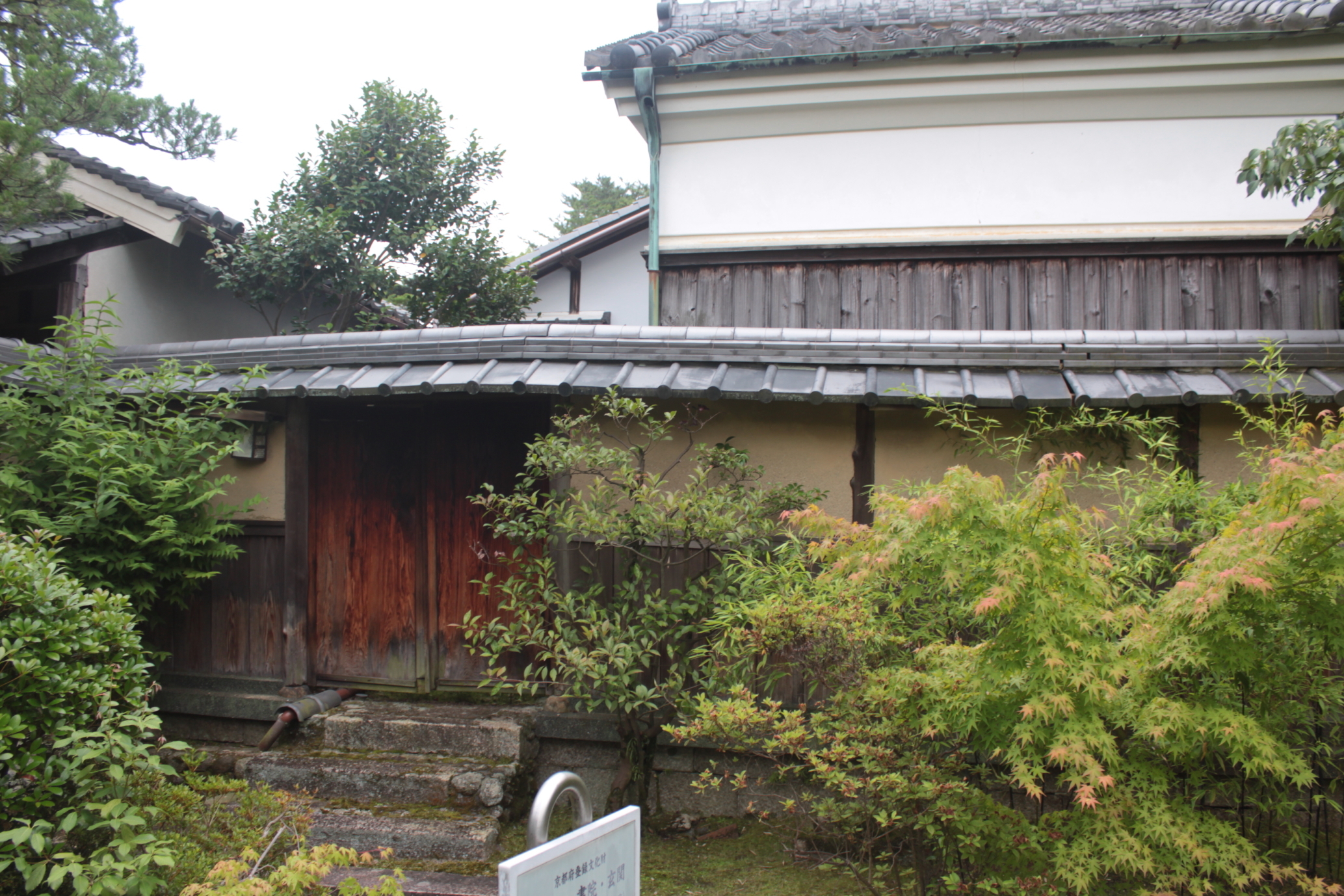 地震により波打つ南側の塀