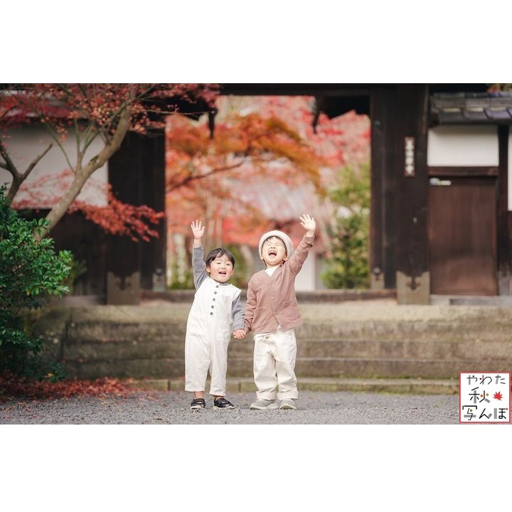 善法律寺の紅葉と子どもの写真