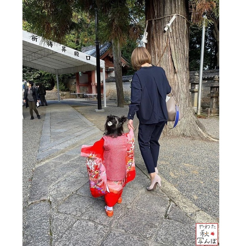 石清水八幡宮を歩く親子の写真