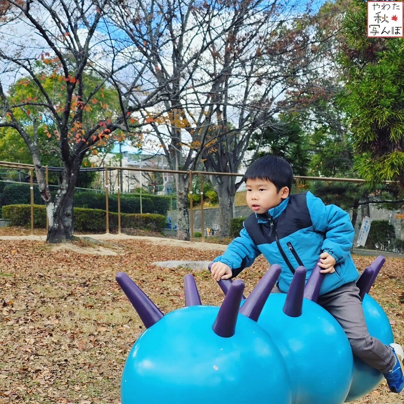 さくら近隣公園の遊具で遊ぶ子どもの写真