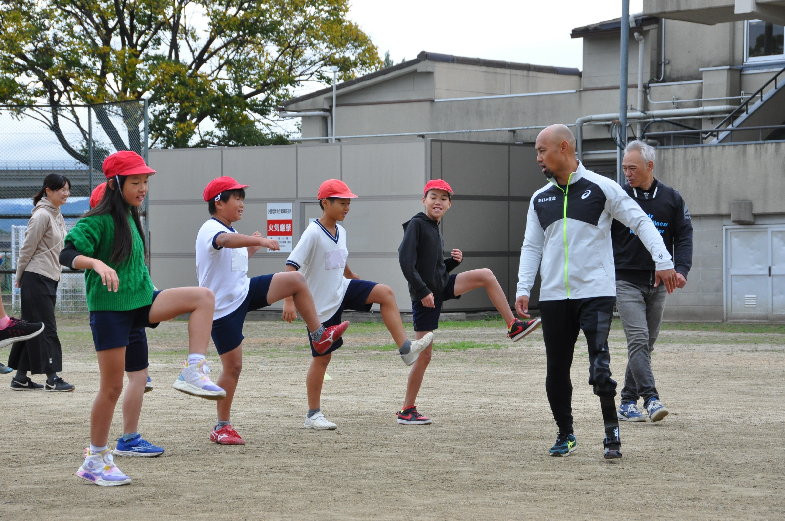 山本篤さん、上村美揮さんの指導を受ける児童