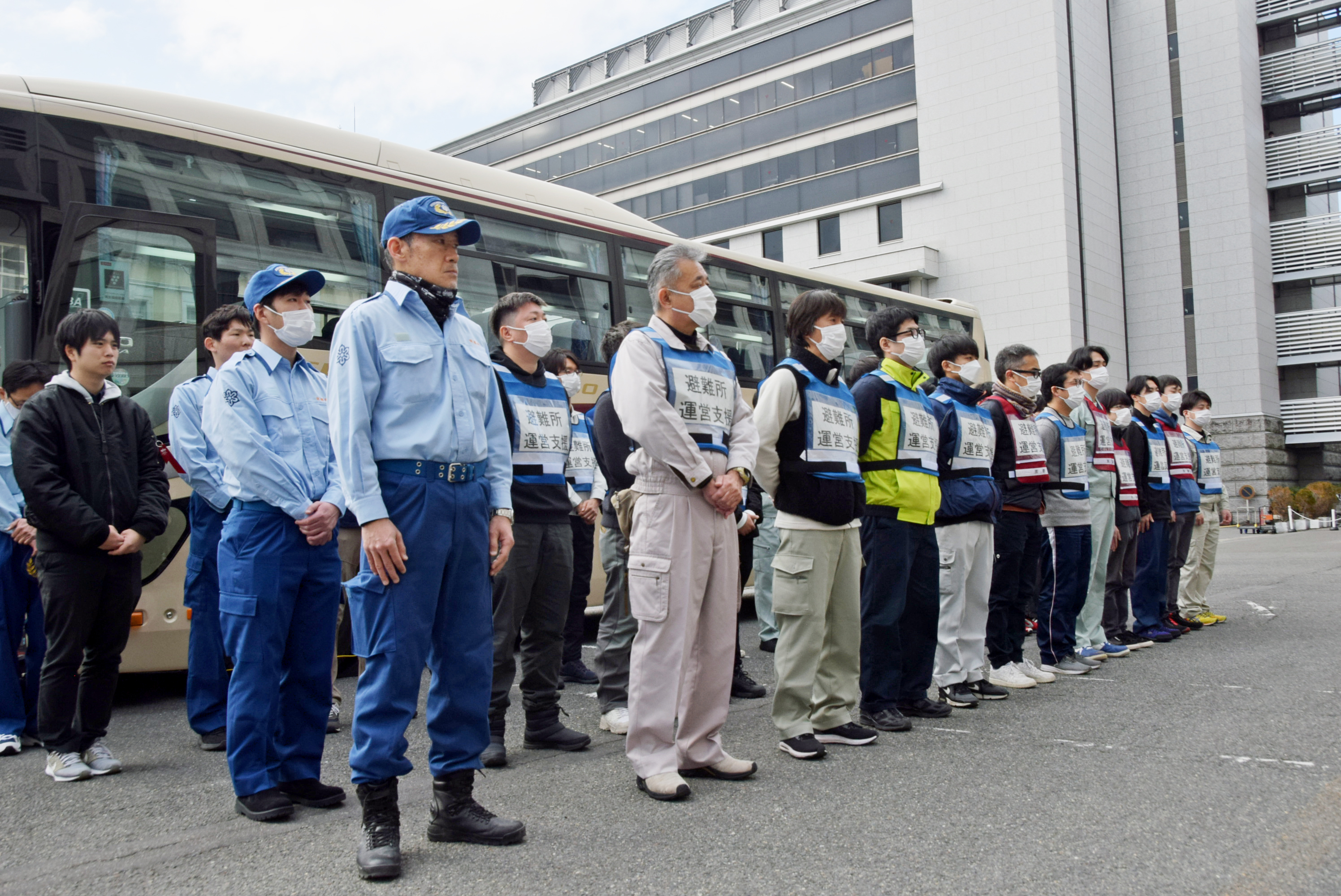 被災地の石川県七尾市に向け出発した京都府職員と府内15市町村の職員