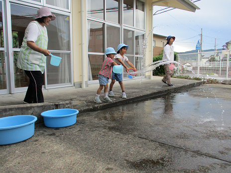 橋本幼稚園での打ち水の様子